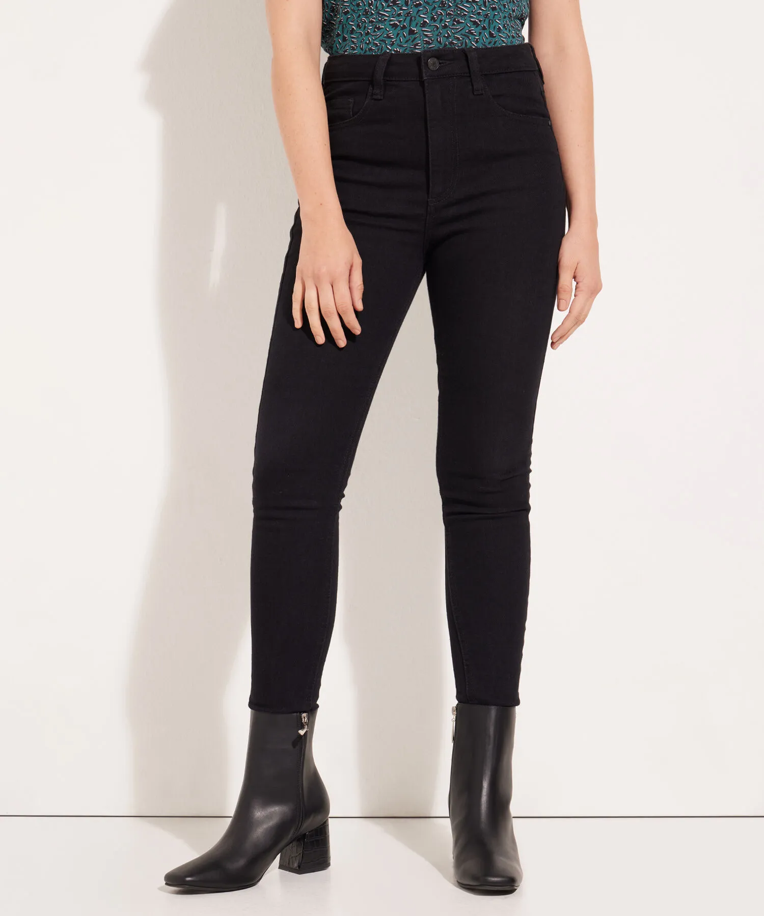 Jean Skinny Tiro Alto Tono Negro-